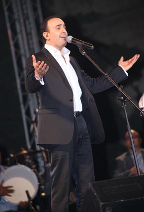 صابر الرباعي ... عند هياكل بعلبك وجدت طريقا جديدا ، وشكرا لبنان ,..